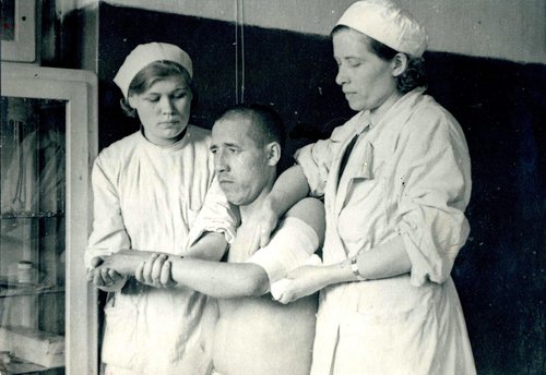 На перевязке в госпитале. 1941-1943 гг.