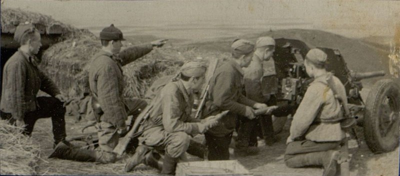 Фотография: Под Малгобеком. Расчет старшего сержанта Закитного (404 полк) прямой наводкой подбил 5 немецких танков