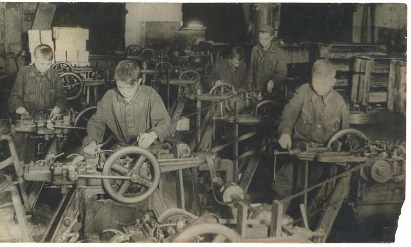 Stakhanovites work in nailer chambers at the shoe factory “Spartak”. Kazan. 1941-1945