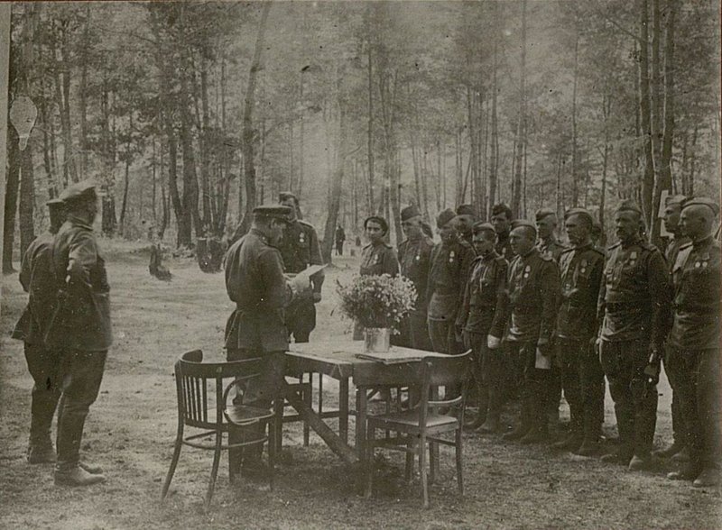 Фотография: Начальник 26 авторемонтной бригад полковник Глухов вручает правительственные награды лучшим водителям
