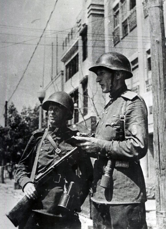 Сommander of the 355th Marine Battalion of the Pacific Fleet, Major M. Barabolko (right) in Seisin