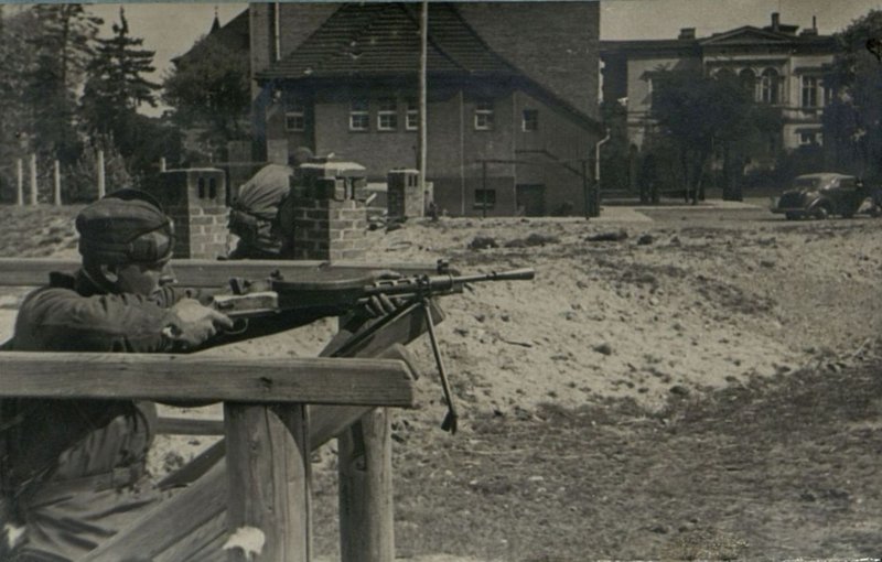 Фотография: Уличные бои в городе. На переднем плане герой пулеметчик Юсупай ведет огонь по немцам