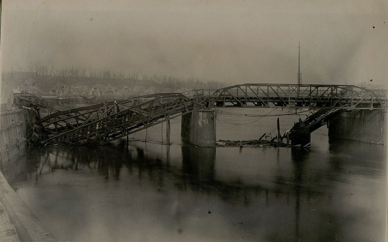 Фотография: Общий вид разрушения моста через реку Старая Варта. (вид с верховой стороны)