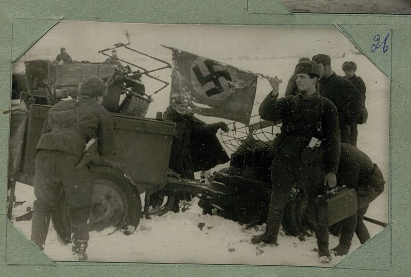 Фотография: Фашистское знамя, захваченное в районе г. Калинин частями товарища Березина