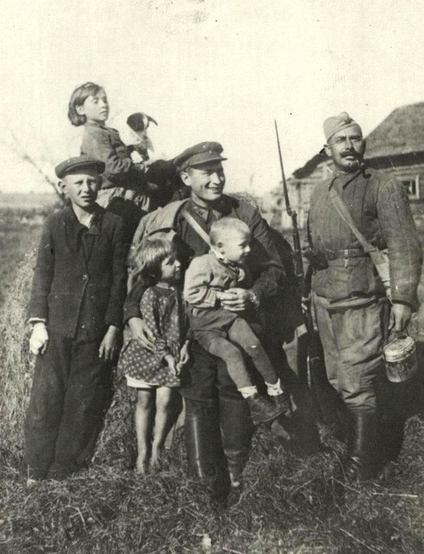 Военинженер 2-го ранга Григорий Яковлевич Клятис, зам командира 31-й саперной бригады (в центре) с местными жителями