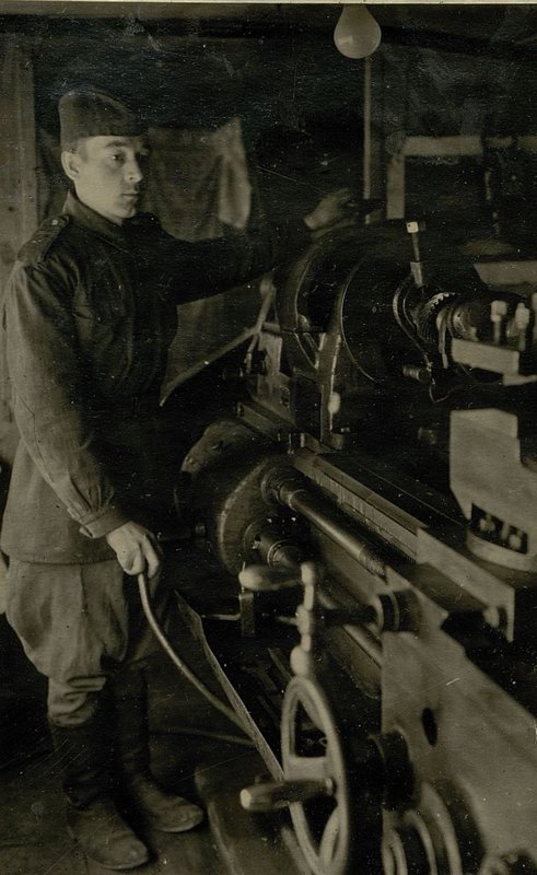 Фотография: Оборудование мастерских автороты 588 БАО (батальона аэродромного обслуживания) смонтированное в автобусе Ситроен