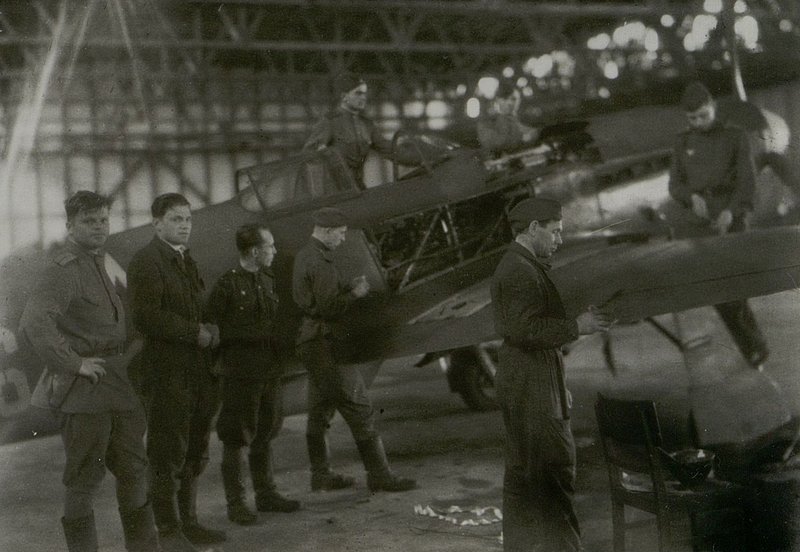 Фотография: Ремонт левого крыла покрытия ЯК-3. Частичная шпаклевка и окраска