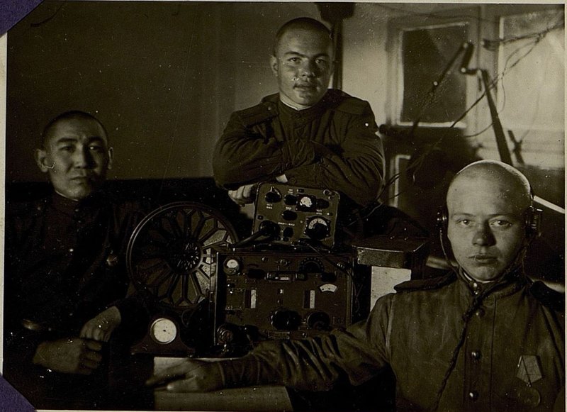 Фотография: Отличники-радисты радиост. "Север" сл. направо: старший сержант Махалянов, старшина Пономаренко, сержант  Алексеев