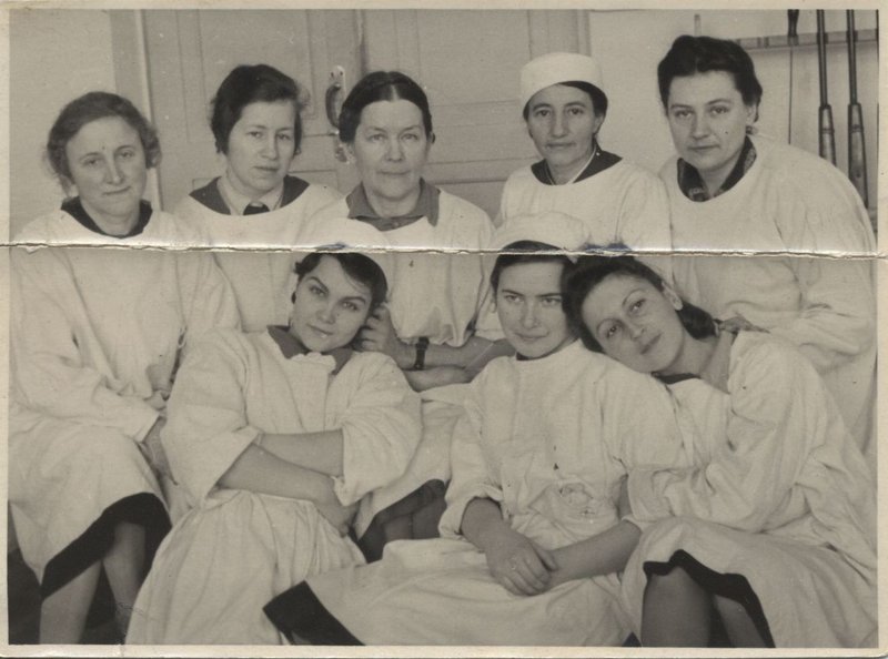 «Главный хирург госпиталя № 4634 Е.И. Молодая (в верхем ряду, в центре) среди коллег.»