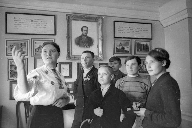 Пионеры на экскурсии в Доме-музее Михаила Лермонтова. Из серии «За день до войны». Лермонтово, 1941 г.