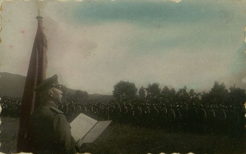 Фотография: Генерал-лейтенант Захватаев вручает знамя №-ской части