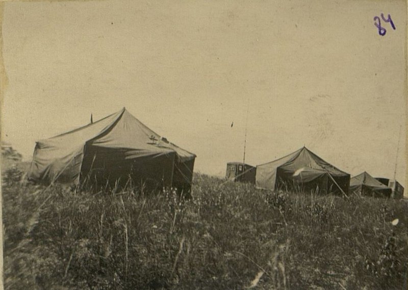 Фотография: В далекой Монгольской степи ровными рядами раскинулись палатки лагеря...