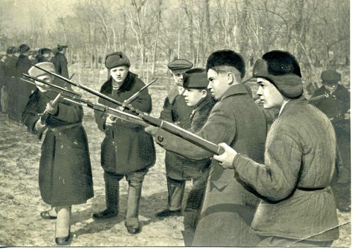 Бойцы всеобуча Бауманского района за изучением приемов к штыковому бою. 1941г. Казань