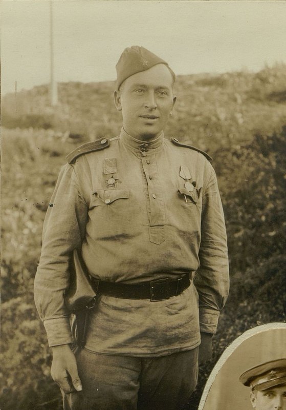 Фотография: Герой боев - комсорг 3/1058 с.п. Мл. лейтенант Ефременко
