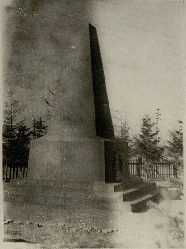 Фотография: Памятник на могиле Героя Советского Союза капитана Смирных Леонида Владимировича, г. Ками-Сикука