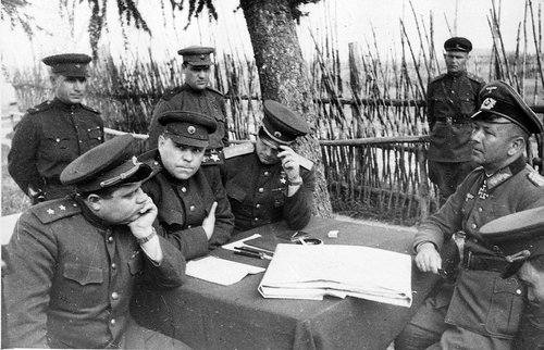 Допрос пленного командира 206-й п.д. генерала Хиттера. Генерал В.Е. Макаров, маршал А.М. Василевский и генерал И.Д. Черняховский