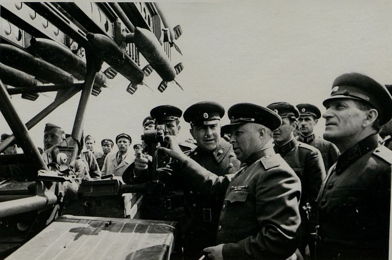 Фотография: Показ советской боевой техники болгарскому правительству и генералам