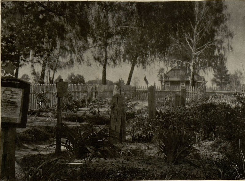 Фотография: Индивидуальные могилы расположены в центре городского поселка Красной Слободы, Краснослободского района, Бобруйской области