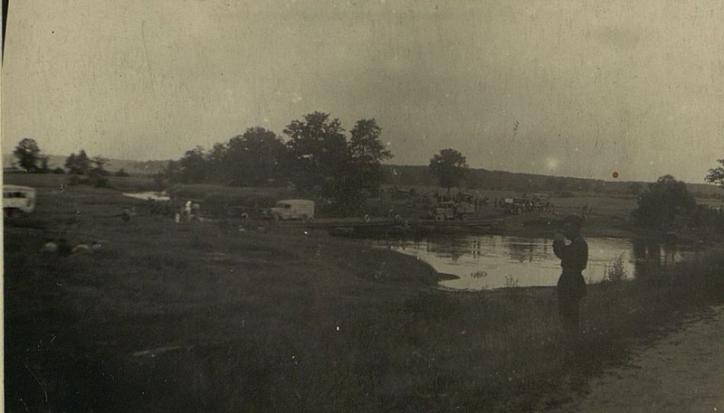 Фотография: Переправа войск через р. Свислочь у д. Глушка по понтонному мосту батальона