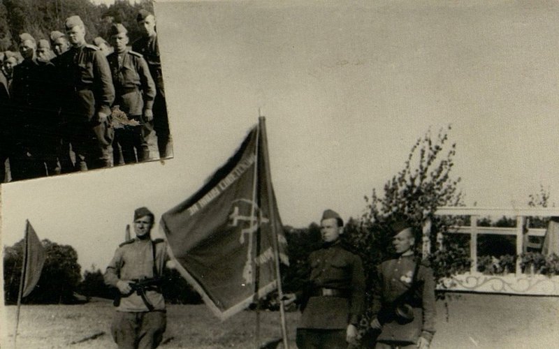 Фотография: Дивизионное знамя на митинге