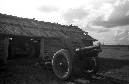 «Партизанская пушка» 122-мм гаубица, переданная партизанами воинам Калининского фронта