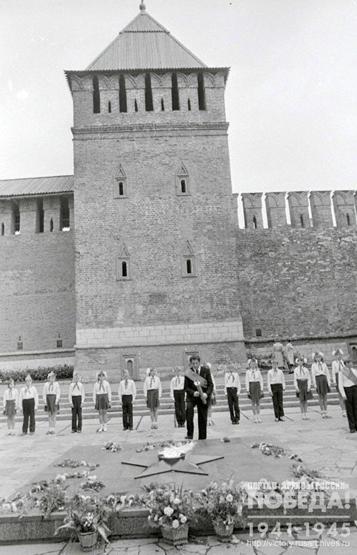 Pioneers on the guard of honor near the Eternal fire on a square of Smolensk