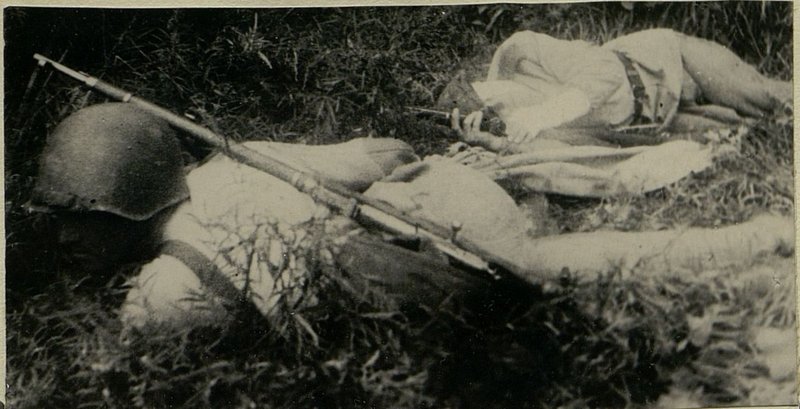 Фотография: Старший Сержант Большаков выносит раненого с поля боя на плащ-палатке