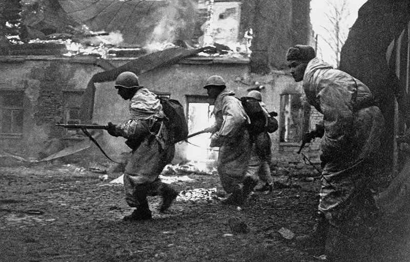 Soldiers of Colonel Shcheglov's division fighting the enemy on the outskirts of Gatchina