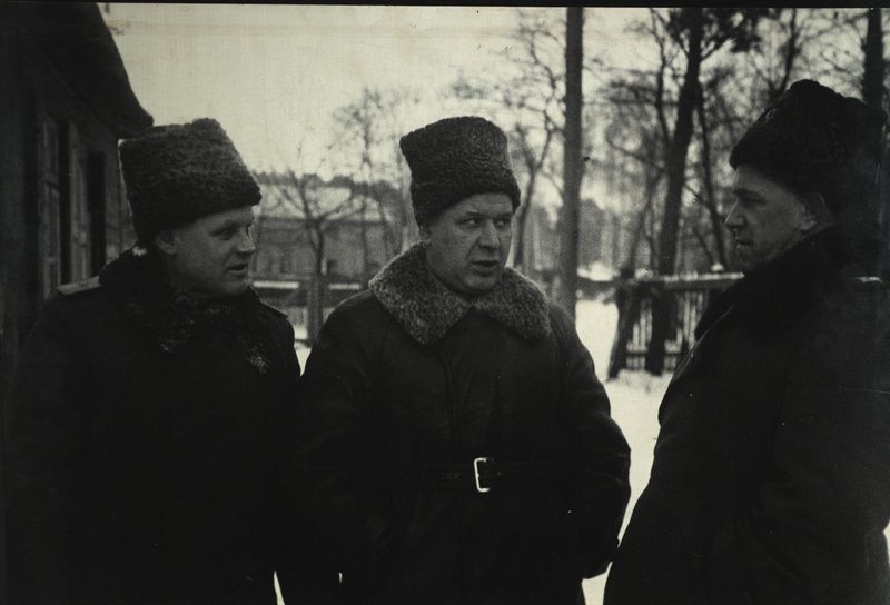 Справа налево: Г.К. Жуков, главный маршал авиации А.А. Новиков, генерал-лейтенант К.Ф. Телегин, член Военных Советов фронтов