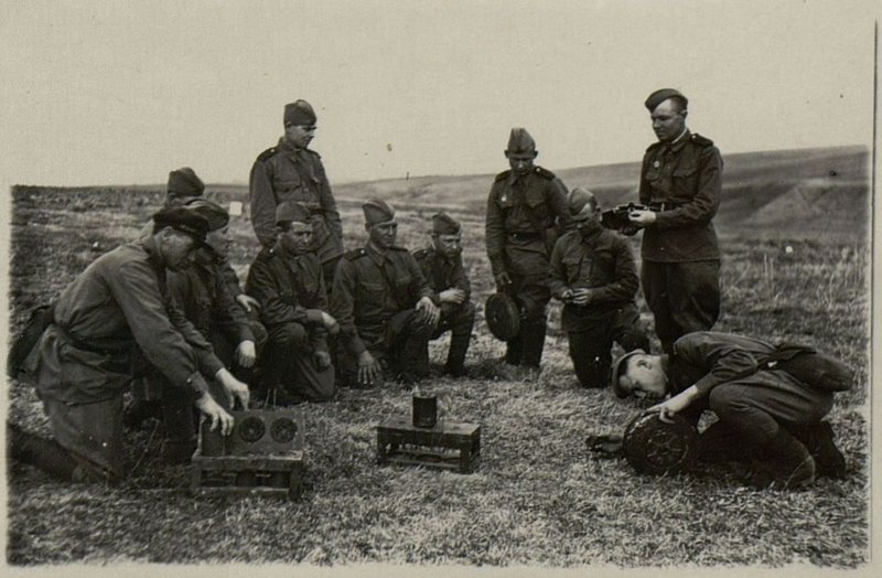 Image: Red Army soldiers and junior commanders of Captain Samokhvalov's unit are studying the device of German mines
