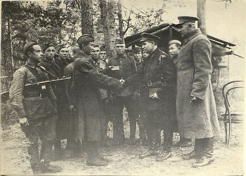 Фотография: Полковник Аушев вручает парт-документы