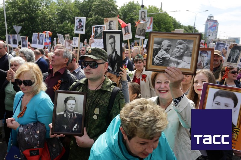 Участники акции памяти «Бессмертный полк»