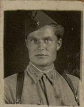 Фотография: Заместитель командира парковой батареи по политической части. Старший лейтенант Серенко.