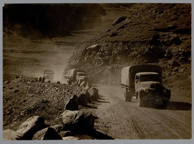 Фотография: Альбом "История 28 автомобильного полка, 1943-1944 гг."