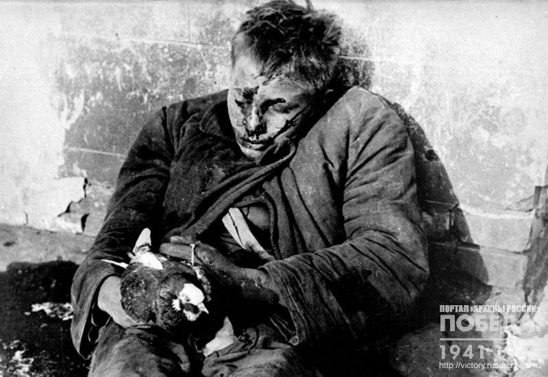 Убитый мальчик Витя Черевичкин с голубем в руках