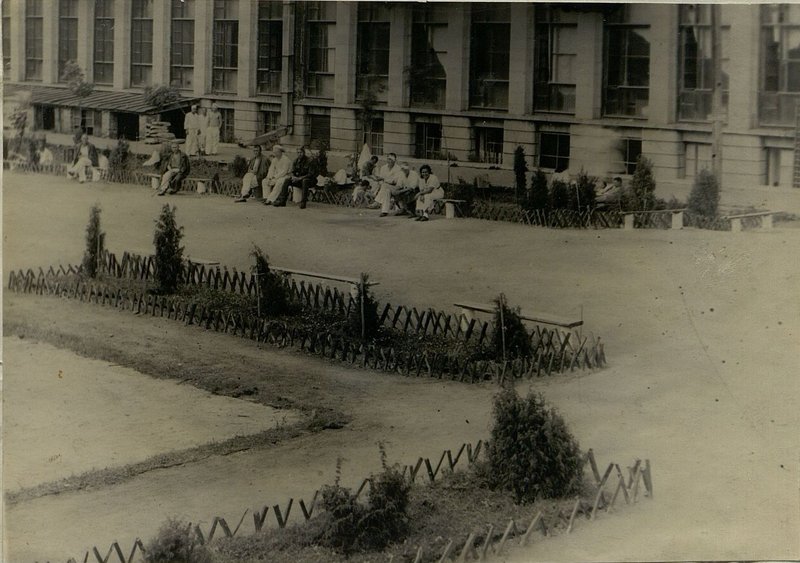Фотография: Площадка для отдыха больных во дворе госпиталя