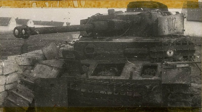 Фотография: Под мощными ударами гвардейцев корпуса враг отошел, бросив на поле боя богатую технику
