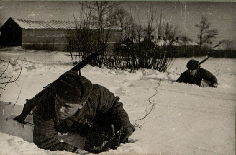 Фотография: Сержант В.Симонов и И.Сычев наводят линию