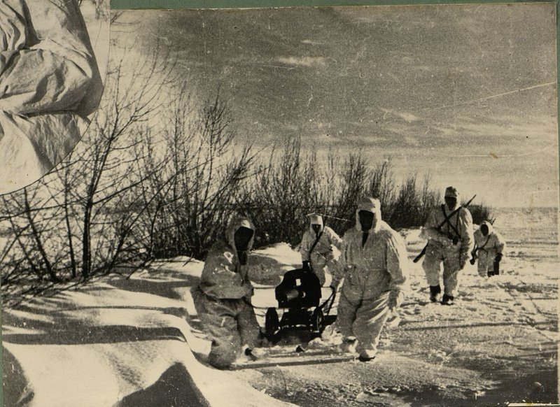 Фотография: Расчет лейтенанта Григорьева выходит на огневой рубеж