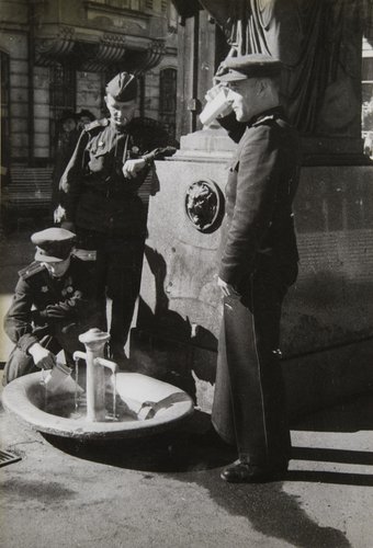 Американский и советские офицеры у источника