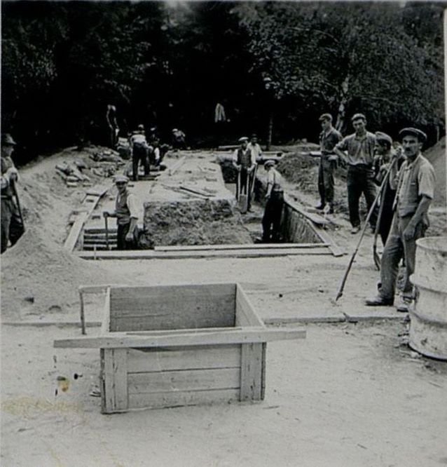 Image: Views of monument construction