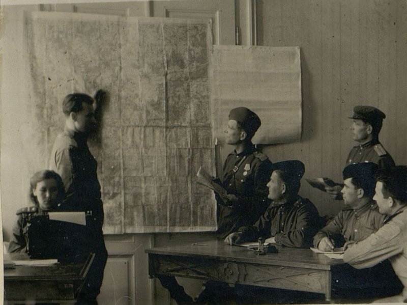 Фотография: Начальник штаба капитан Емец ставит задачу начальникам автоколонн перед выездом в рейс на задание