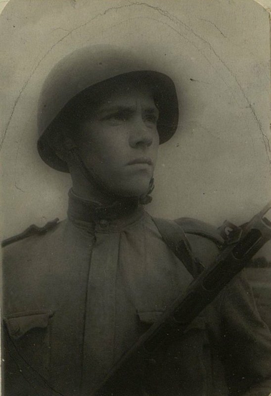 Фотография: Бесстрашный автоматчик товарищ Асницкий, награжденный медалью "За отвагу"