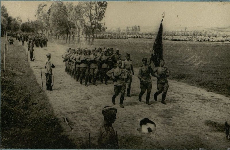 Фотография: Парад частей армии на Сандомирском плацдарме