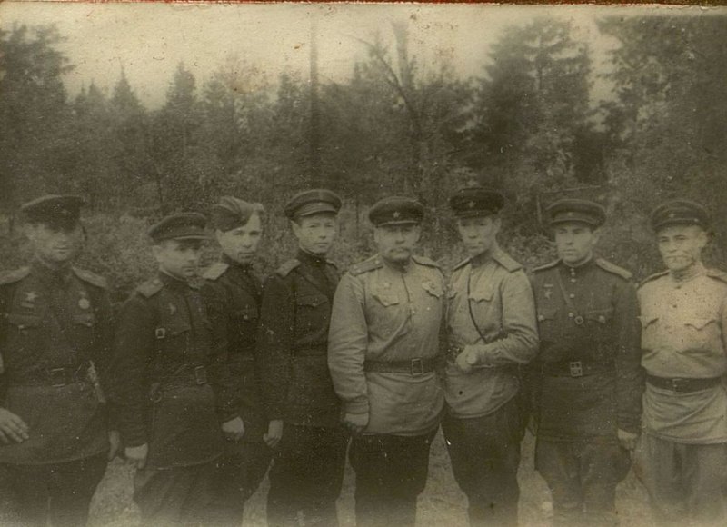 Фотография: Старые Новгородцы слева направо: капитан Хохонин, капитан Проценко, капитан Солопов, капитан Туголуков, подполковник административной службы Хрипунов,административной службы Лычак, капитан Михайличенко, старший сержант Васильев