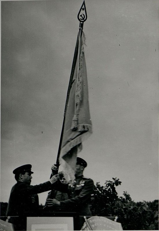 Фотография: Вручение боевых знамен и орденов частям армии