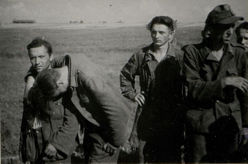 Фотография: Группа немцев, захваченных танкистами под Елины