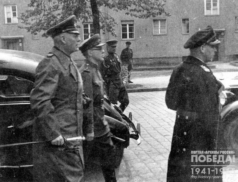 Представители Германского командования во главе с генерал-фельдмаршалом В. Кейтелем направляются на подписание Акта о безоговорочной капитуляции Германии