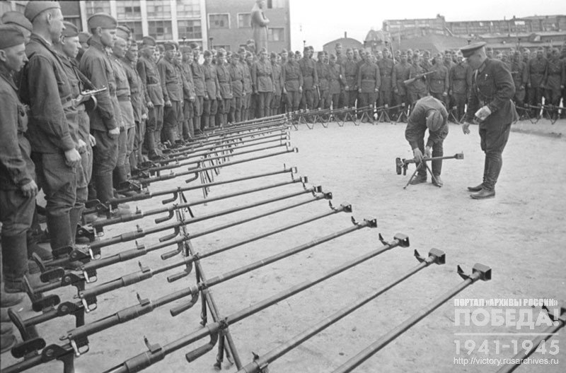 Soldiers of one of the detachments are studying an anti-tank rifle