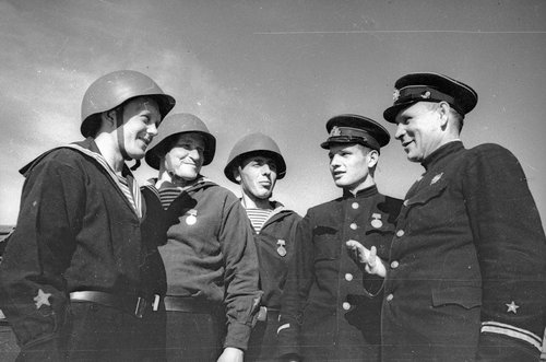 Зенитчики и командиры эсминца «Гремящий»